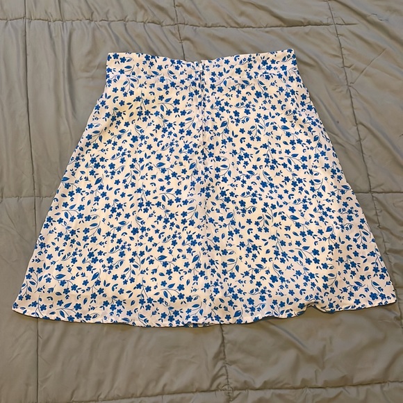 Skirt with a tie, that is adjustable, white with blue flowers, XS in size - Picture 2 of 3